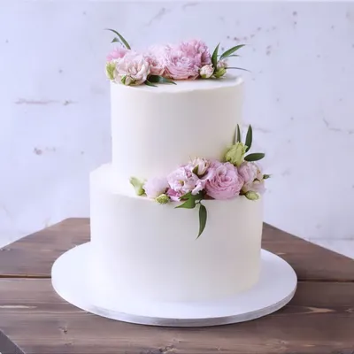 Двухъярусный свадебный торт с цветами на заказ Киев