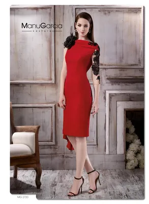 Короткое вечернее платье красного цвета с открытой спиной и отделкой из  черного кружева