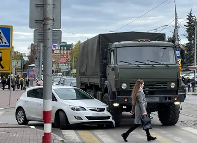 Девушка за рулем Опеля заехала под военный КамАЗ с прицепом на Спасской:  фото Улпресса - все новости Ульяновска
