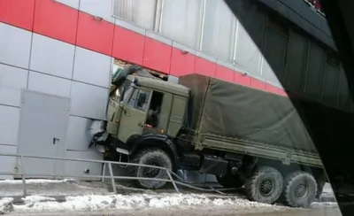 Под Москвой военный КамАЗ врезался в супермаркет: фото - Новости России -  24 Канал