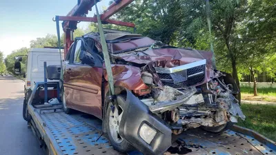 Машина въехала под военный КамАЗ в Алматы, двое пострадали - 07.06.2022,  Sputnik Казахстан