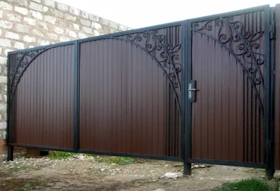 Ворота распашные из профлиста с кованым орнаментом № 4 — Аделисон