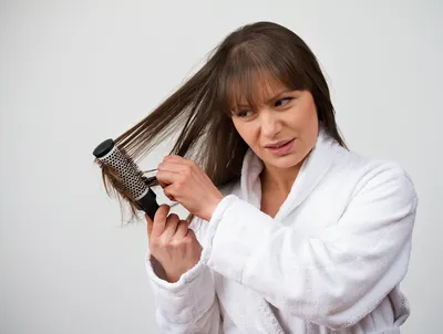 Причины, по которым могут выпадать волосы - Рамблер/женский