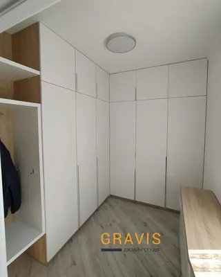 Просторная гардеробная комната с закрытыми шкафами: фото. Дизайн-студия "Gravis" в Хмельницке | wowMEBLI