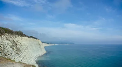 В Чёрном море прошел шторм. В Геленджике после непогоды пришлось чистить  пляжи от водорослей