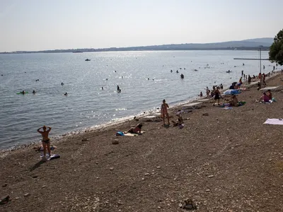 Сценарийный вид на морской залив Геленджик и Черное море Pier и порт в  кадре Зеленые листья деревьев на переднем плане Восход сол Стоковое  Изображение - изображение насчитывающей горизонт, достопримечательностью:  159620641