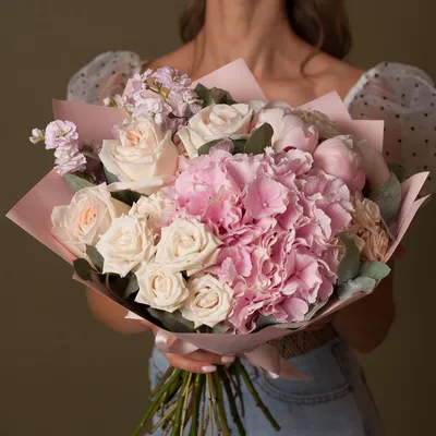 Букет из гортензии, пионов, роз №1194 среднего размера купить в Москве с  доставкой недорого | Цветочка