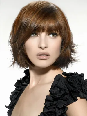 Градуированный боб с Челкой Градуированное каре с челкой фото #yandeximages  | Medium length hair styles, Chic short hair, Short hair styles