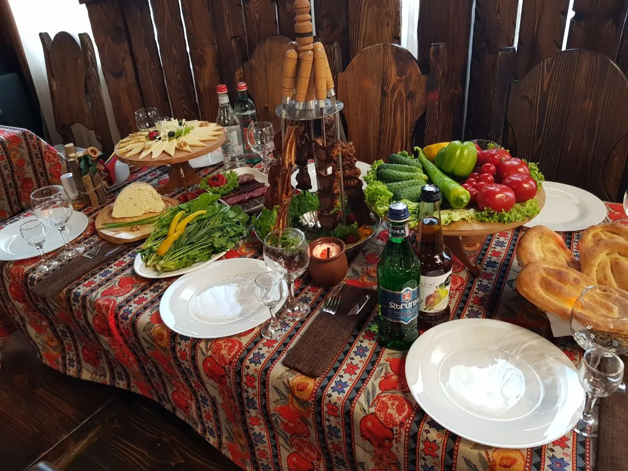 Стол армян. Накрытый стол с едой. Накрыть стол в деревенском стиле. Сервировка стола в деревенском стиле. Грузинский накрытый стол.