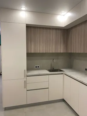 Белая угловая кухня в 2 уровня под потолок под заказ