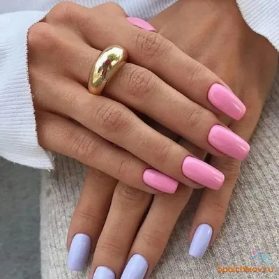 Двухцветный розовый с голубым маникюр квадратные ногти разные руки