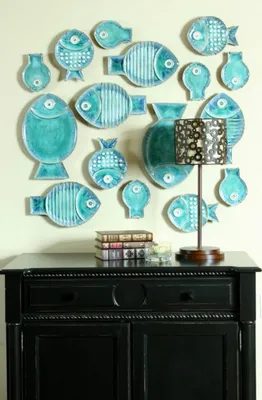 Декор стен зеркалами и рыбами | Lakehouse decor, Ceramic fish plate,  Ceramic fish