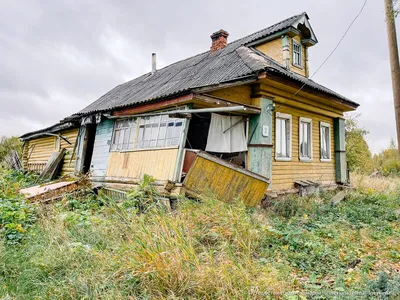 Заброшенный деревенский дом с покосившимся крыльцом. Показываю, что у него  внутри | Путешествия с фотокамерой | Дзен