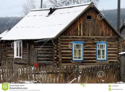 Деревянный деревенский дом стоковое фото. изображение насчитывающей сельско  - 107398016