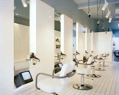 Скромно и многозначительно: дизайн парикмахерской Klinik