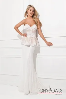 Длинное, белое, кружевное свадебное платье с баской