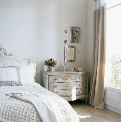 Комод в спальню: угловой, узкий и другие варианты в интерьере комнаты, фото