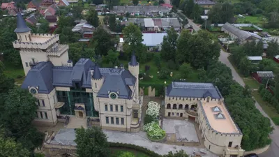 Пугачева и Галкин решили продать свой замок в подмосковной деревне Грязь -  Мослента