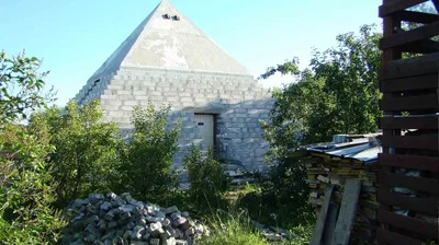 В поисках истинки: зачем семья из Санкт-Петербурга построила на дачном  участке 18-метровую пирамиду
