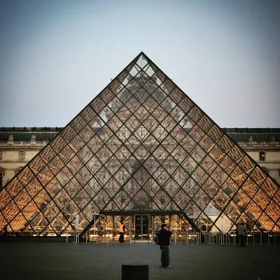 Стеклянные здания Франции, Казахстана и Турции в форме пирамиды, а также  возможность самостоятельного возведения пирамиды из стекла в своем доме.