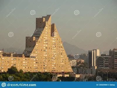 Пирамида, как дом в Аликанте, Испания Стоковое Изображение - изображение  насчитывающей коста, испания: 135929909