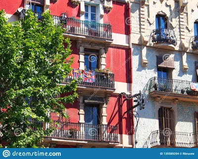Жилые дома старого стиля традиционные, Барселона, Испания Редакционное  Стоковое Изображение - изображение насчитывающей испания, каталонский:  135589294