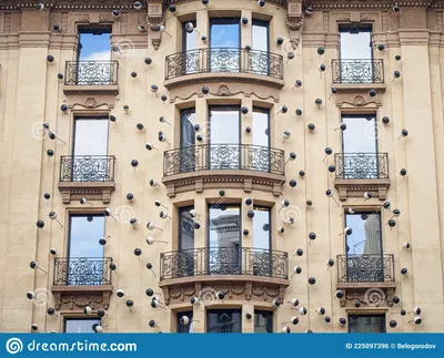 фасад дома с тысячей глаз в барселоне Редакционное Фото - изображение  насчитывающей город, каталония: 225097396