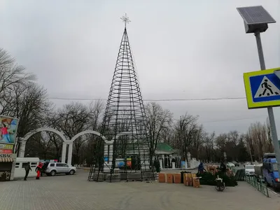 В Азове идет монтаж новогодней елки | Новости Азова