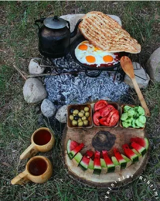 Picknick с едой и фруктами на свежем воздухе в природе Стоковое Изображение  - изображение насчитывающей сад, пармезан: 197572461