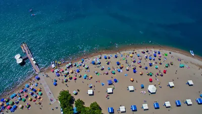 Аномальная жара — в Чолпон-Ате большие заторы, отдыхающих очень много.  Видео - 24.07.2021, Sputnik Кыргызстан