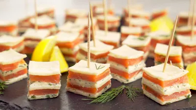 Слоеные канапе с копченым лососем - пошаговый рецепт с фото и видео от  Всегда Вкусно!