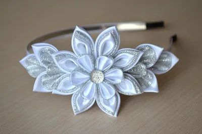 Белый ободок Мастер класс канзаши цветы из лент DIY White hair band  handmade ヘア手作りの白いリム kanzashi | Повязка на голову крючком, Самодельные цветы  из ткани, Лента на голову своими руками