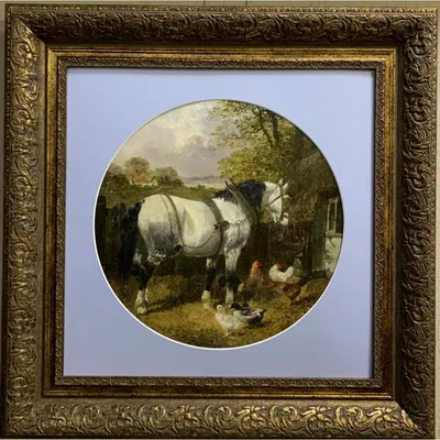 Картина с белой лошадью в форме тондо. Европа, XIX век. Художник  неизвестен. Размер 39х40 см.