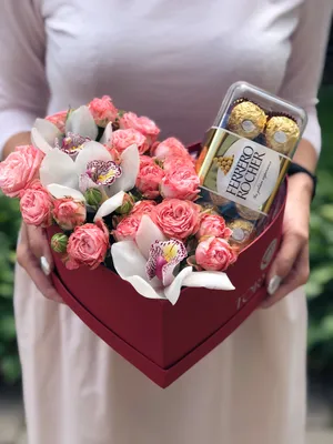Цветы со сладостями в коробке "Для любимой"
