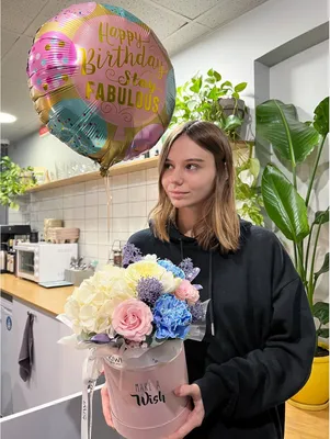 Цветы в коробке + шарик ко Дню Рождения | Цветы в шляпной коробке Kiwi Flower Shop
