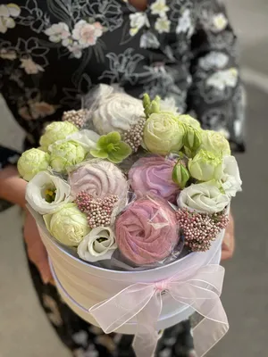 Цветы в коробке со сладостями "Волшебный зефир" - купить с доставкой по Киеву - лучшие цены на Букет из роз в интернет магазине доставки цветов STUDIO Flores