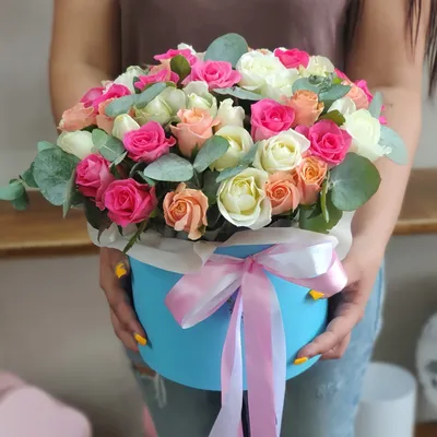 Купить Цветы в коробке Роза микс 25 шт с эвкалиптом | VIAFLOR