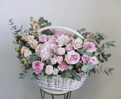Заказать Большая корзина из розовых цветов с доставкой в Москве