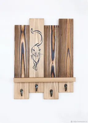 Ключница настенная деревянная с полочкой «Кошка» – заказать на Ярмарке  Мастеров – IBXKBBY | Ключницы настенные, Санкт-Петербург