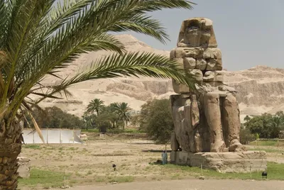Гигантские статуи Древнего Египта, одна из которых когда-то издавала  необычные звуки — Колоссы Мемнона | FabMir.ru