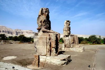 Колоссы Мемнона в Египте. Статуя, которая \"стонала\" на рассвете | Пикабу