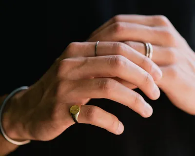 Кольцо на мизинце у мужчин: что означает ношение перстня на правой и левой  руке