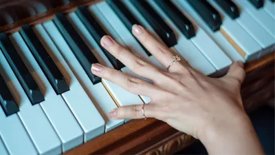 Кольцо на мизинце: значение ношения колец на этом пальце для мужчин и женщин