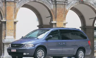 Chrysler Voyager IV – выгодные особенности большого минивэна из США