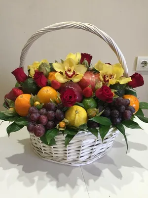 Корзина с фруктами и цветами в подарок, 40 см—купить фруктовую корзину с  цветами в Москве по цене 15388 руб в магазине «Rubukety.ru»