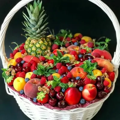 Корзина фруктов и ягод, Цветы и подарки в Москве, купить по цене 8999 руб,  Букеты из фруктов в GiveFlowers с доставкой | Flowwow
