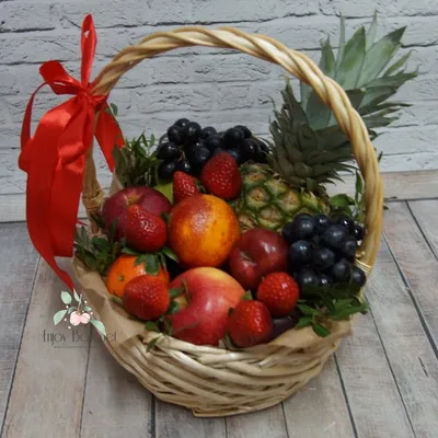 Корзина с фруктами и цветами купить в Москве