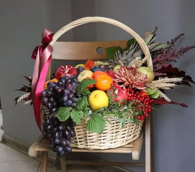 Корзина с цветами и фруктами учителю №2 — купить с доставкой в Москве