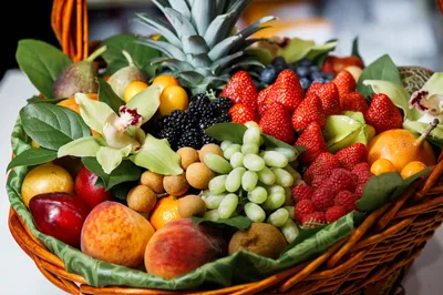 Подарочные корзины с фруктами и цветами - 73 фото