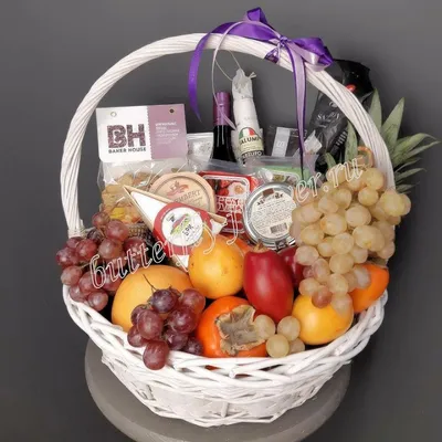 Подарочная корзина с фруктами, сыром, паштетом, колбасой и вином в подарок